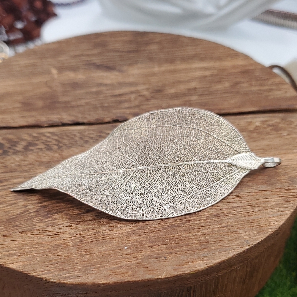 Silver Tone Leaf Pendant Accent P407